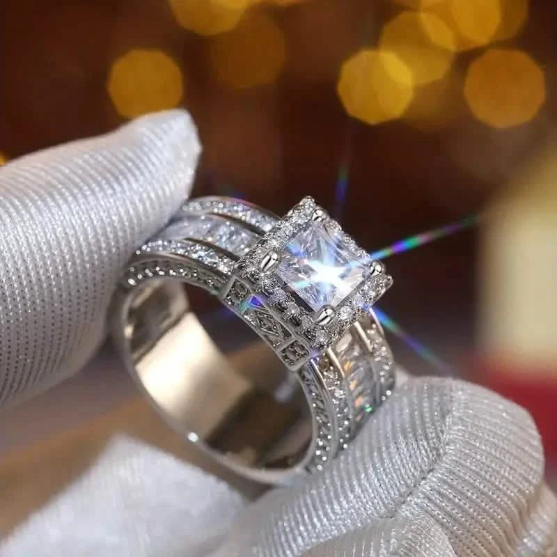 Bague auréole brillante incrustée d'un zircon cubique brillant de taille princesse
