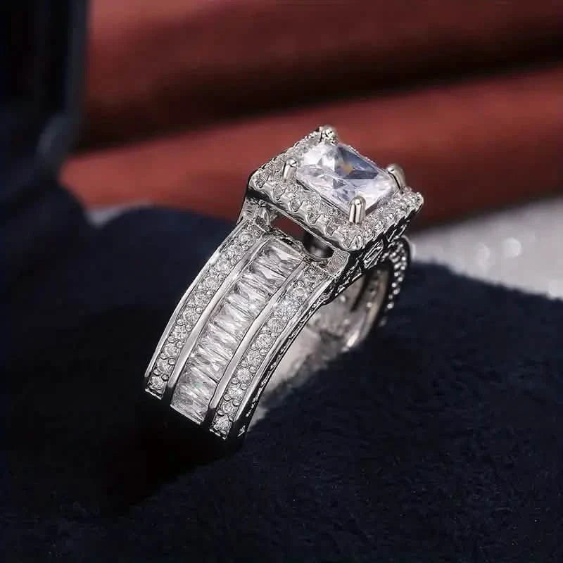 Bague auréole brillante incrustée d'un zircon cubique brillant de taille princesse